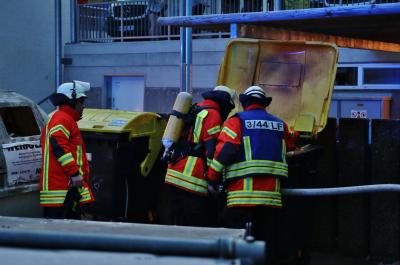 WINNENDEN: Brandstiftung im Schelmenholz - Unbekannter setzt Muelltonne in Brand